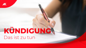 Man sieht die Hand einer Frau, die mit einem Stift auf ein Blatt Papier schreibt.