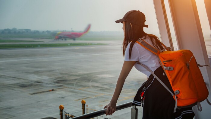 © ID_Anuphon , stock.adobe.com Junge Frau am Flughafen
