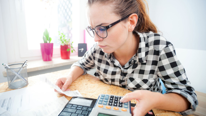 © leszekglasner, Adobe Stock Frau mit Taschenrechner