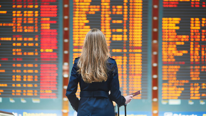 © Ekaterina Pokrovsky, stock.adobe.com Junge Reisende am Flughafen